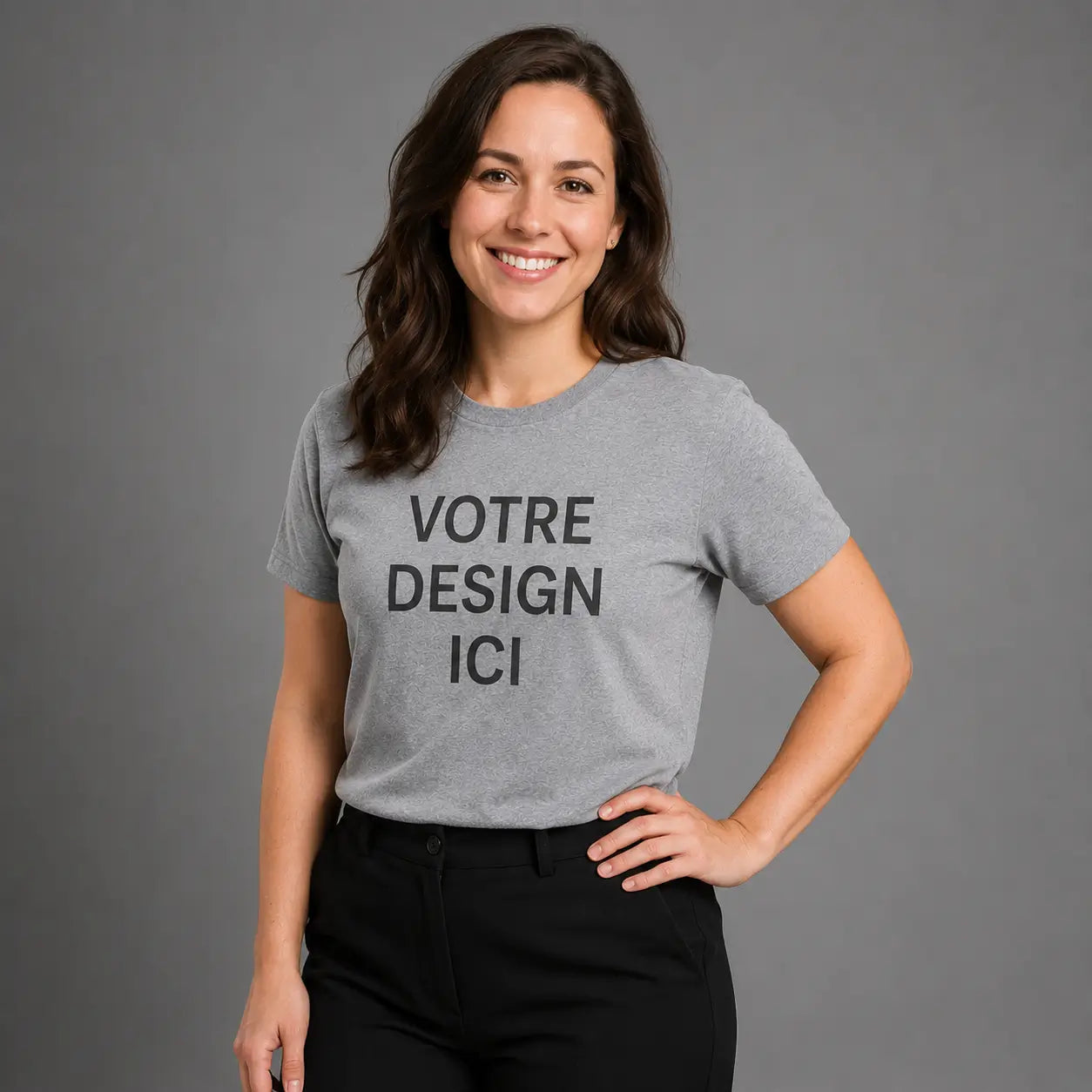 Femme portant un t-shirt personnalisé gris avec votre design ici - Ucraft